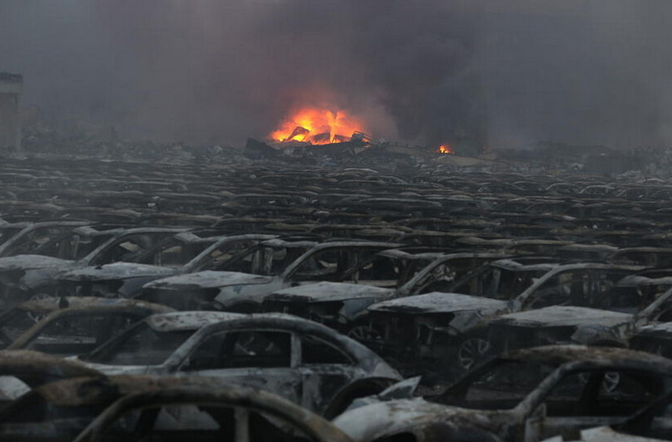 天津爆炸地點200米外大批汽車被燒成殘骸